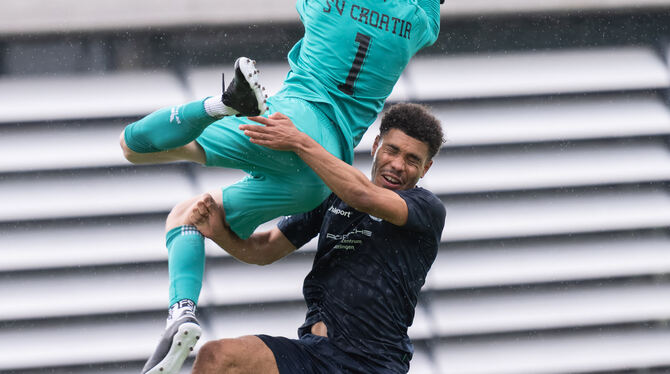 Croatia-Keeper Kevin Cröni prallt mit Thomas Diescher zusammen, der nach dieser Aktion verletzt raus muss.  FOTO: SCHANZ Croatia-Keeper Kevin Cröni prallt mit Thomas Diescher zusammen, der nach dieser Aktion verletzt raus muss.  FOTO: SCHANZ