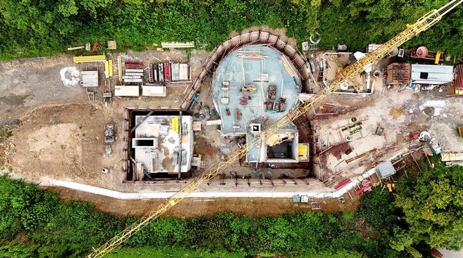 Die Großbaustelle in Oferdingen aus der Vogelperspektive: Das neue Regenüberlaufbecken wird unter der Straße eingebaut.