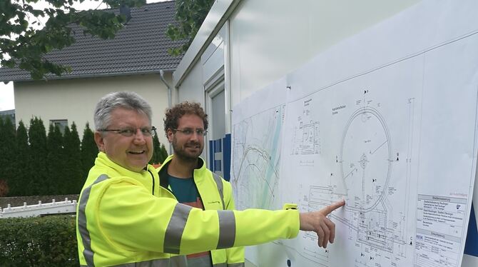 Baustelle Oferdingen Ortsdurchfahrt und Regenüberlaufbecken Sind zufrieden mit dem Verlauf der Oferdinger Großbaustelle: der stellvertretende Tiefbauamtsleiter Bernd Eger (vorn) und Projek