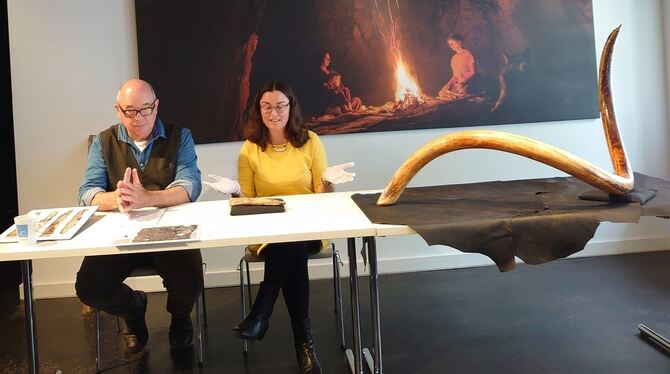 Nicholas Conard und Sibylle Wolf präsentieren den Fund des Jahres.