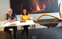 Nicholas Conard und Sibylle Wolf präsentieren den Fund des Jahres.