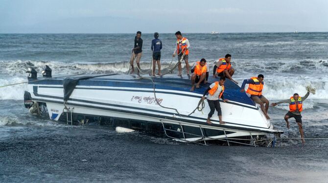 Touristen bei Bootsunglück vor Bali getötet Touristen bei Bootsunglück vor Bali getötet