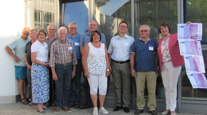 Das Team vom ökumenischen Repraturtreff in Walddorf. Rechts Bürgemeisterin Silke Höflinger, die eine Spende vorbeibrachte.