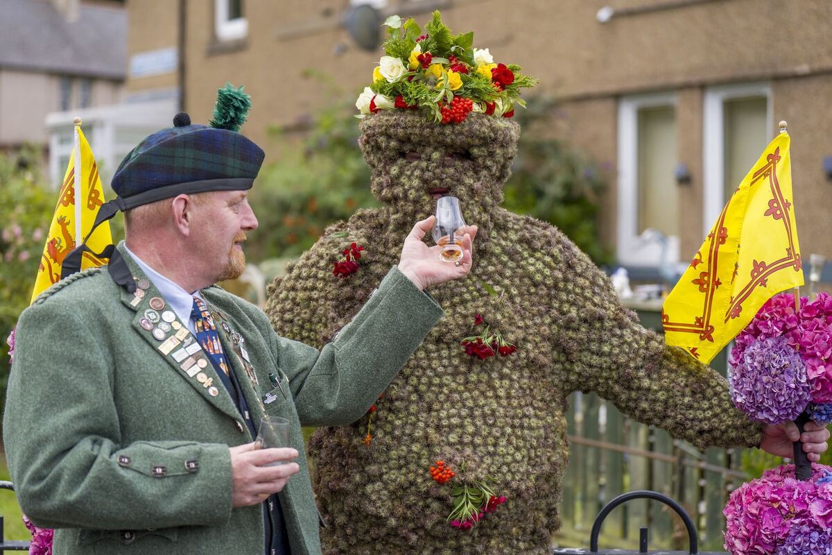South Queensferry in Schottland feiert »Burryman's Day« South Queensferry in Schottland feiert »Burryman's Day«