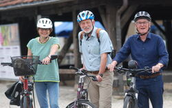 Starten mit der neuen ADFC-Gruppe durch: Cornelia Grantz-Hild, Thomas Lusch-Przechatzky und Dr. Ulrich Schneck (rechts), im Bild