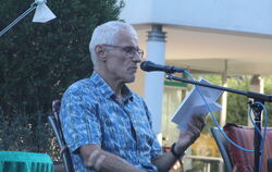 Richard Speier war beim Leseabend im Rondell vor dem Kirchentellinsfurter Martinshaus als Zweiter an der Reihe.