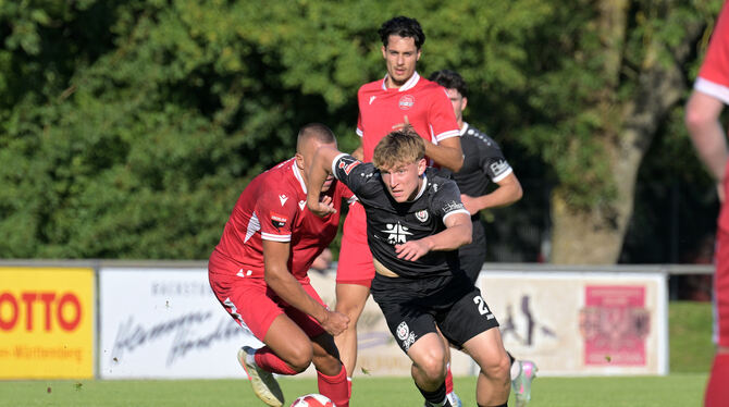 Baden-Wuerttemberg, Fussball, Maenner, OL, Oberliga, Saison 2025/26, wfv Tom Ruzicka (rechts) vom SSV Reutlingen im Zweikampf mit dem Nackarsulmer Melvin Avdic.