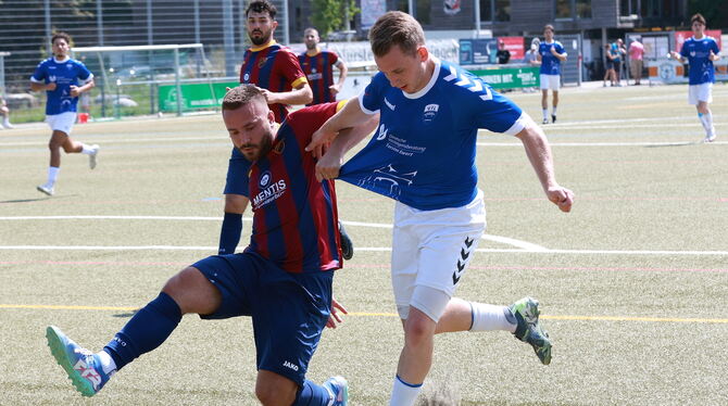 2025-08-10 FB SSC Tübingen vs VfL Pfullingen,Landesliga Nico Seiz (VfL Pfullingen, rechts) setzt sich gegen Joschka Kralewski vom SSC Tübingen durch.