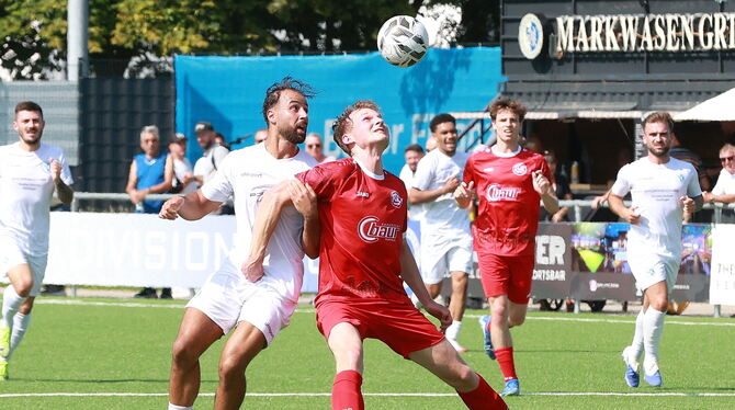 Jakob Bader (rechts) und seine Rottenburger Teamkollegen machen den Young Boys um Torschütze Adil Iggoute das Leben schwer.
