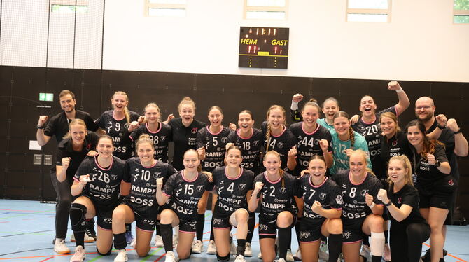 Handball Der Jubel des Turniersiegers: Die TuS Metzingen, die mit Charlotte Cholevova (hintere Reihe, Dritte von links) auch die beste To