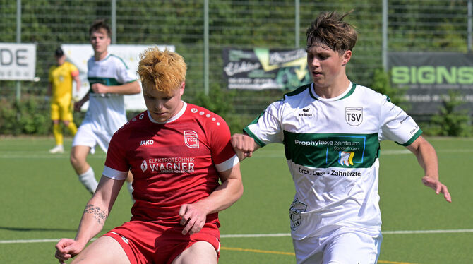 Youngster Nils Bausch (rechts) vom TSV Sondelfingen erzielt beim 4:1 gegen die TSG Upfingen zwei Tore. Links: Matteo Schneider.