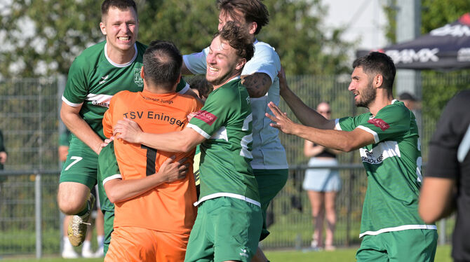 Jubel beim TSV Eningen. Mitten in der Traube: Torhüter Armin Orman.