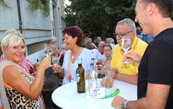 Ein Glas Wein – oder auch Bier – mit Freunden genießen: Bei hochsommerlichen Temperaturen kam in Pfullingen südliches Flair auf.