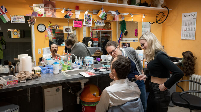 Das Ehrenamt spielt im Naturtheater Reutlingen auf und hinter der Bühne eine wichtige Rolle, wie hier in der Maske vor einer Auf