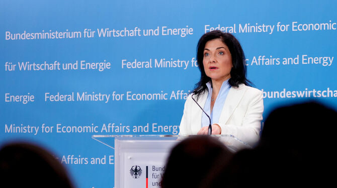 brb, lbn, Wirtschaftsministerin, Ministerin, Weiblich, Wirtschaft, Politik, Energie, Handel Katherina Reiche (CDU), Bundesministerin für Wirtschaft und Energie, spricht während einer Pressekonferenz.