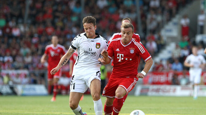 SG Sonnenhof Grossaspach vs FC Bayern Muenchen --- Fussball --- Testspiel --- 1.Bundesliga --- 13.07.2013 Moritz Kuhn im Juli 2013 im Trikot der SG Großaspach im Spiel gegen den FC Bayern München. Rechts: Xherdan Shaqiri.