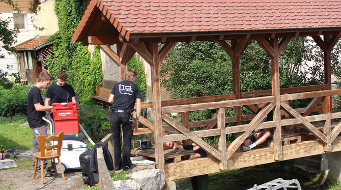 Die Mägerkinger Jugend sind Brückenbauer. FOTO: LEIPPERT Die Mägerkinger Jugend sind Brückenbauer. FOTO: LEIPPERT