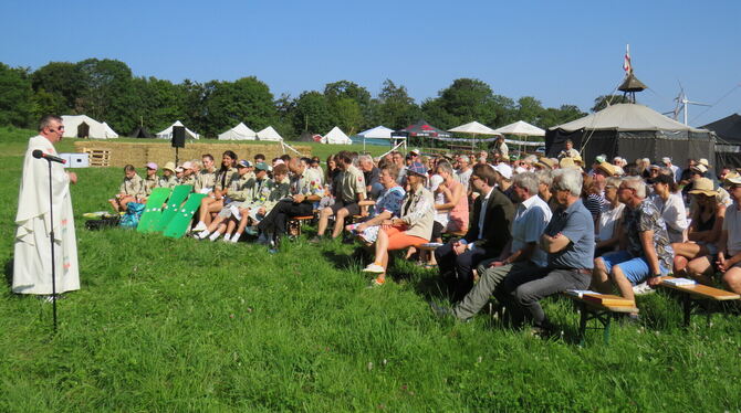 Gehört zum Pfadi-Leben fest dazu: ein Lagergottesdienst.  FOTO: BARTH