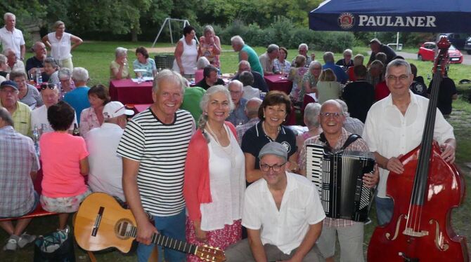 Ingrid Schübel vom Albverein (Mitte, hinten) mit der Band des Abends: Harry Schnell (von links), Dorothea »Kathy« Wissmann, Rola Ingrid Schübel vom Albverein (Mitte, hinten) mit der Band des Abends: Harry Schnell (von links), Dorothea »Kathy« Wissmann, Rola