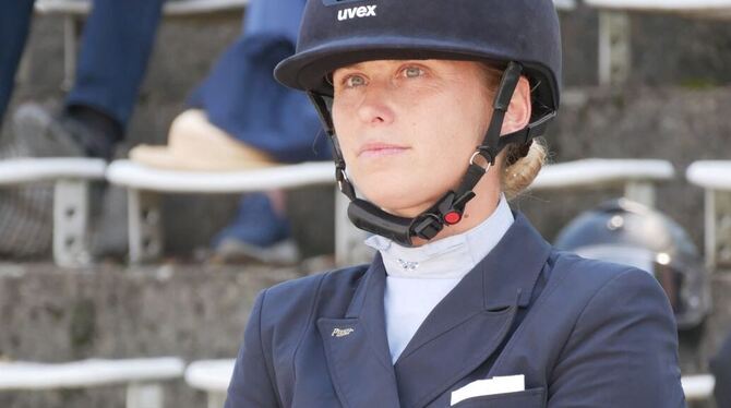 In einer Prüfung mit Pferdewechsel top: Die für den Pferdezuchtverband Tauber-Franken startende Jana Vath wird in Marbach südde In einer Prüfung mit Pferdewechsel top: Die für den Pferdezuchtverband Tauber-Franken startende Jana Vath wird in Marbach südde