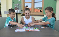 Bei dem Spiel »Bomb Busters« müssen die Spielenden gleiche Kabelplättchen finden, um eine Bombe zu entschärfen.  FOTO: LIEBMANN-