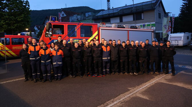 Übergabe Feuerwehrfahrzeug Glems Auf Baujahr 1975 folgt Baujahr 1987: Die gesamte Glemser Feuerwehr-Abteilung hat sich zur Übernahme des ehemaligen Neuhäuser Tan