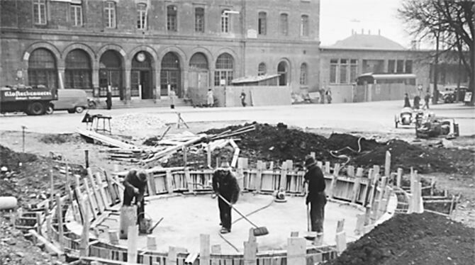 Bahnhof 50er-Jahre Der Springbrunnen - hier im Bau - war die Hauptattraktion des Mitte der 1950er-Jahre neu gestalteten Bahnhofsvorplatzes (Listpla