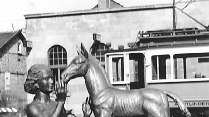 Bahnhof Relikt aus vergangenen Zeiten: Vom einstigen Charme des Listplatzes ist die Plastik des Freiburger Bildhauers Ulrich Kottenradt