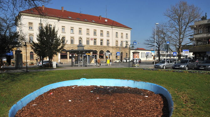 BrunnenListplatz Wurde 2009 stillgelegt und verfüllt: der Springbrunnen auf dem Listplatz, über den längst Gras gewachsen ist.