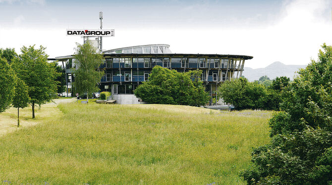 Unternehmen Sitz von Datagroup an der Bundesstraße 27 in Pliezhausen-Gniebel.