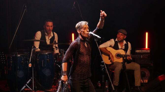 Latin Jazz Festival Theaterhaus 25 Pangea Ultima / Miguel Llobel Jazz und Flamenco in gelungener Fusion: Bandleader Miguel Llobel (links), Tänzer El Mawi und Gitarrist Alejandro Suarez Roa.