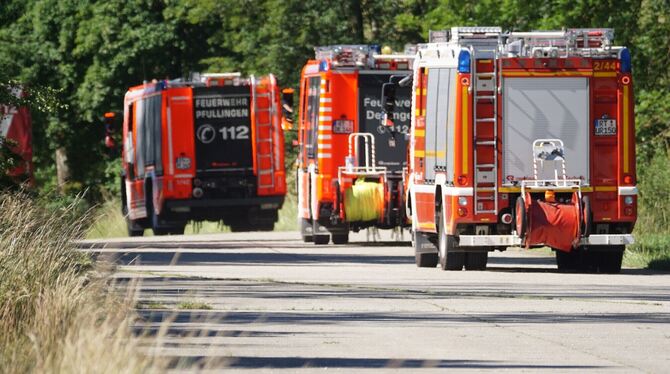 Feuerwehren aus der Umgebung sind auf der Panzerringstraße unterwegs, allerdings nicht zum Einsatz, sondern zum Sicherheitstrai