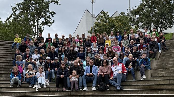 Gruppenbild der Ferienprogramm-Kinder, aufgenommen auf den Treppen vor dem Bürger- und Medienzentrum des Landtags Baden-Württem