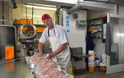Thomas Pogorzalek bei der Produktion seines eigenen Fleischkäsbräts. FOTO: SCHERTLIN
