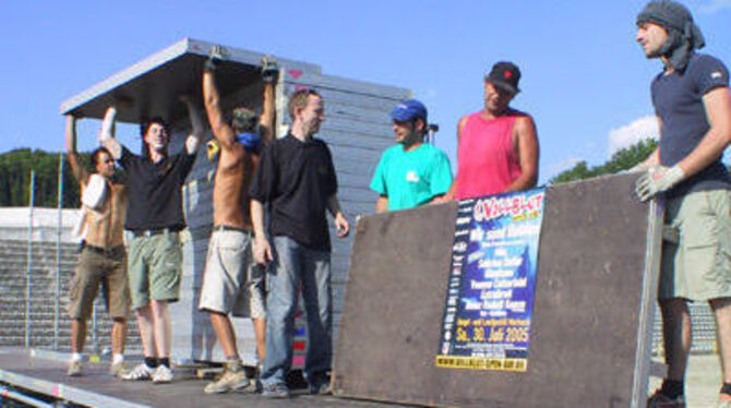 Bühne für die Stars: Die Aufbauabeiten für das Vollblut-Open-Air am Samstag in Marbach sind in vollem Gang.
GEA-FOTO: BRÄU