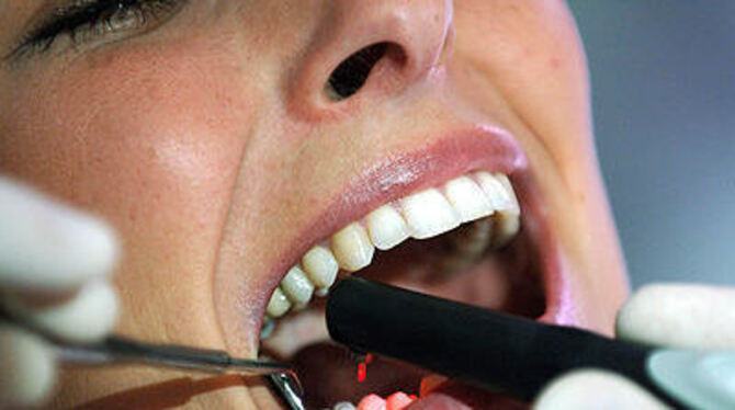 Damit der Bohrer beim Zahnarzt möglichst lange nichts zu tun hat: Heute GEA-Telefonaktion.
FOTO: DPA Damit der Bohrer beim Zahnarzt möglichst lange nichts zu tun hat: Heute GEA-Telefonaktion.
FOTO: DPA