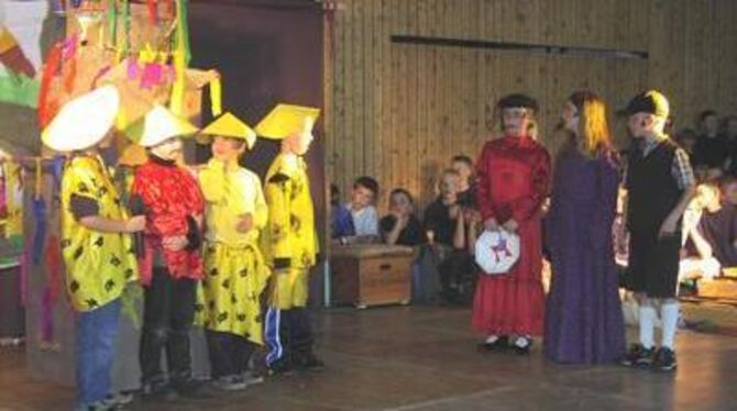 Alle Schüler der Grundschule Rübgarten beteiligten sich an der Aufführung von »Mary Poppins«. Am Montagabend war Premiere.
FOTO: VIT