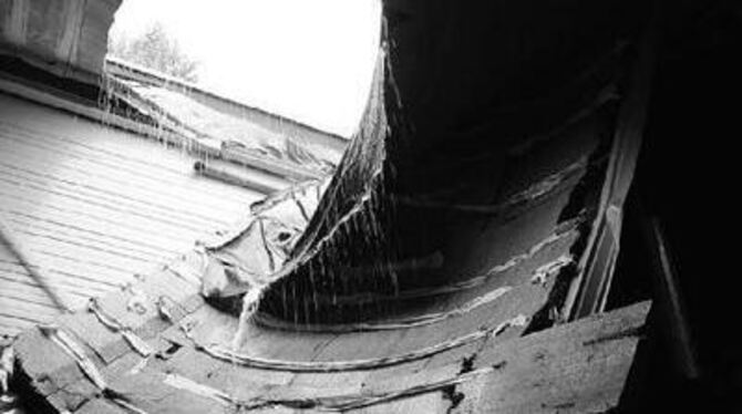 Plötzlich eingestürzt ist das Dach einer Lagerhalle. Verletzt wurde glücklicherweise niemand.
GEA-FOTO: ESCH