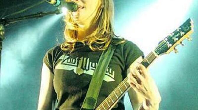 Nie ohne ihre Gummistiefel auf Tour: Wir sind Helden-Sängerin Judith.
FOTO: DPA