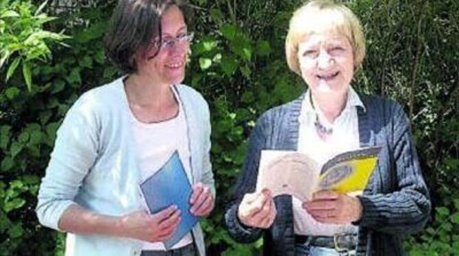 Ute Mihr (links) und Club-Präsidentin Ursula Zöllner gehen das Programm für das nächste Treffen der Tübinger Soroptimisten durch.
GEA-FOTO: IST Ute Mihr (links) und Club-Präsidentin Ursula Zöllner gehen das Programm für das nächste Treffen der Tübinger Soroptimisten durch.
GEA-FOTO: IST