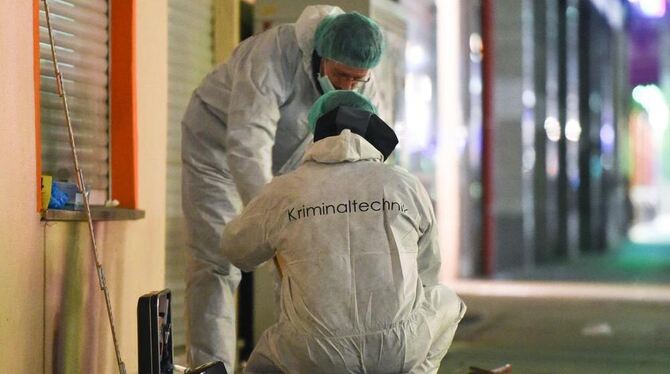 Mitarbeiter der Kriminaltechnik sichern in Mannheim in der Nähe des Marktplatzes Spuren. Bei einer Schießerei in der Innenstadt