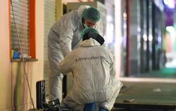 Mitarbeiter der Kriminaltechnik sichern in Mannheim in der Nähe des Marktplatzes Spuren. Bei einer Schießerei in der Innenstadt 