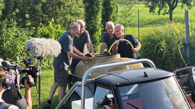 OGV Mössingen, SWR Reiner Gaub, Joachim Funk und Martin Wörnle (von links nach rechts) befüllen zusammen mit SWR-Reporter Harry Röhrle das Wasserfa