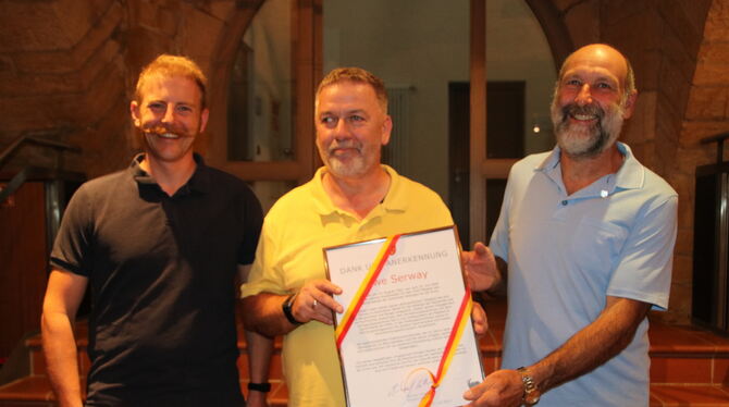 Dettingen Gemeinderat Abschied Serway Bürgermeister Michael Hillert (mitte) Veranschiedete Uwe Serway (rechts) von der Unabhängigen Liste aus dem Gemeinderat und begr