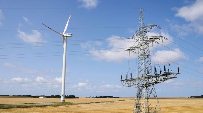 Windrad und Strommast Windrad und Strommast