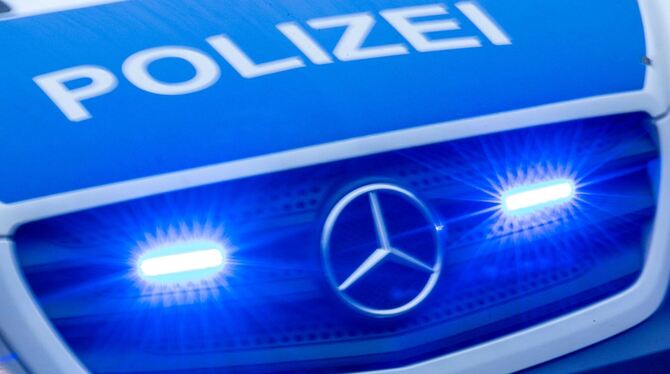 Polizeieinsatz mit Blaulicht Polizeieinsatz mit Blaulicht