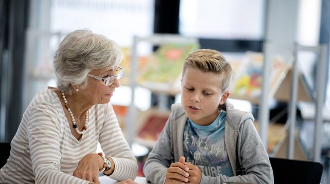 Leselernpaten Georg-Goldstein-Schule Eine Stunde lang beschäftigen sich die Leselernpaten pro Woche mit einem Schüler. Die Nachfrage ist so groß, dass neue Paten im