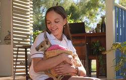 Auf Tuchfühlung mit dem Beuteltier: Lily Whiteley als Lilly mit Babykänguru.