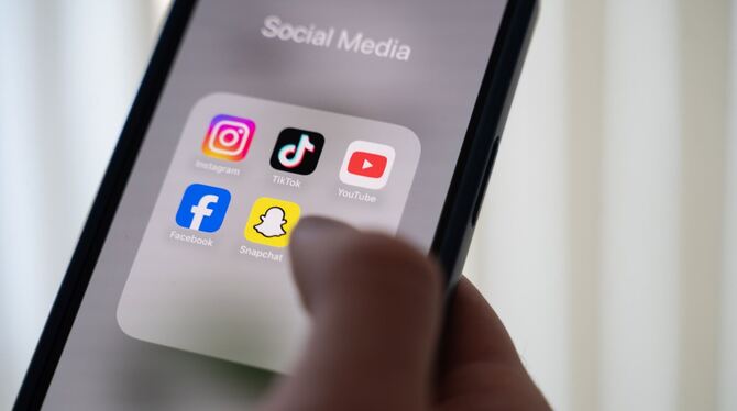 KINA, Medien, Wissenschaft, Gesundheit Soziale Medien wie Instagram oder Tiktok darf man eigentlich erst ab 13 Jahren nutzen. Kontrolliert wird dies allerdings nur dür