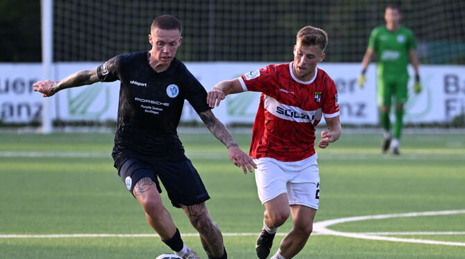 Der Reutlinger Marco Gaiser (am Ball) im Duell mit Torschütze Ole Deininger.